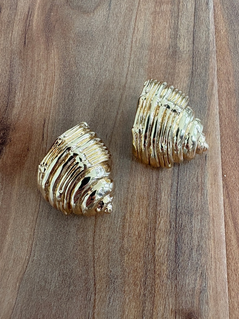 Large Gold Shell Earrings - Picture 3 of 3